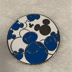 Walt Disney World 2010 Hidden Mickey Pin
